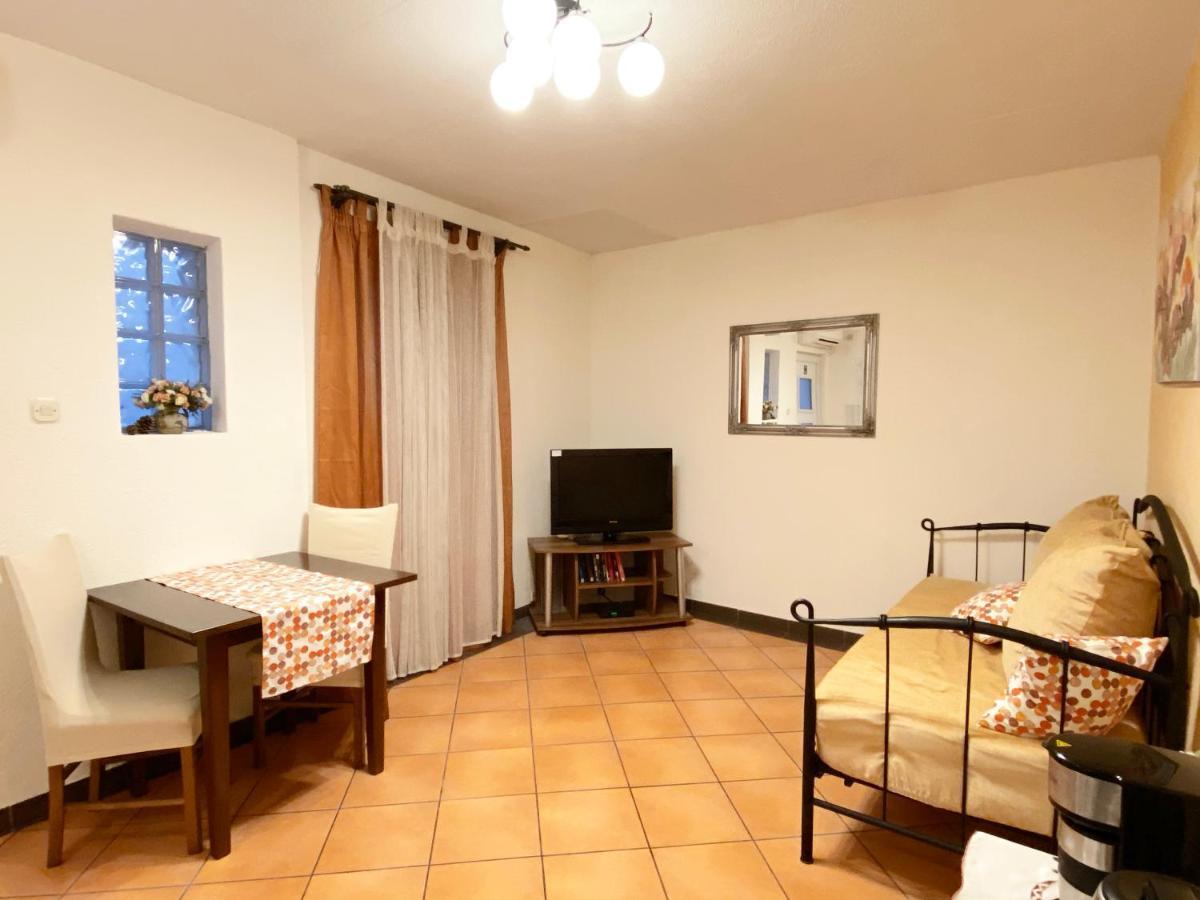 Apt Lavender On Nincevica St- 1 Bedroom Apt 5 Min To The Old Town Of Split Exterior photo